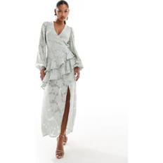 In The Style x Perrie – Asymmetrisch geschnittenes Maxikleid aus Jacquard Salbeigrün mit Wickeldesign und Rüschen