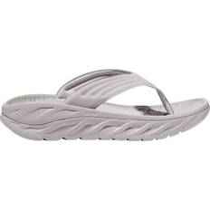 Hoka Pantoffeln & Hausschuhe Hoka Ora Recovery Flip 2 - Lunar Rock/White