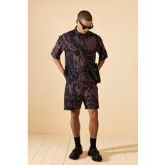 Braun - Herren Schlafanzüge boohooMAN Oversized Pleated Abstract Print Shirt and Short Set - Chocolate