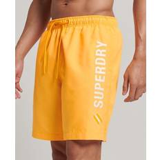 Badehosen Superdry herren code 19-zoll-badeshorts mit applikation aus recyceltem material Safrangelb