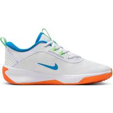 Nike Ragazzo Scarpe da sport per interni Nike Omni Multi-Court GS - White/Vapour Green/Total Orange/Photo Blue