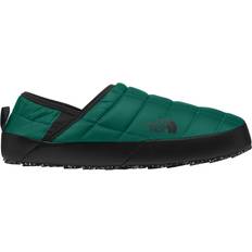 Green Slippers The North Face Men's Traction Mule V Slippers, Evergreen/Tnf Black