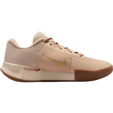 Braun - Damen Schlägersportschuhe Nike GP Challenge Pro Premium W - Sanddrift/Metallic Gold/Gum Medium Brown/Rust Factor