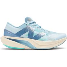 New Balance 42 ½ - Dame Løbesko New Balance FuelCell Rebel v4 W - Quarry Blue/Chrome Blue/Heron Blue