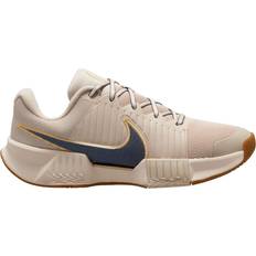 Homme - Marron Chaussures de sport pour raquette Nike GP Challenge Pro Premium M - Sanddrift/Metallic Gold/Gum Medium Brown/Thunder Blue