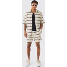 Beige - Herren Schlafanzüge boohooMAN Mens Oversized Zig Zag Woven Shirt And Short Set In Ecru Cream