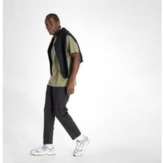New Balance Unisex Byxor New Balance Athletics Standard Tapered Pant 30 - Svart