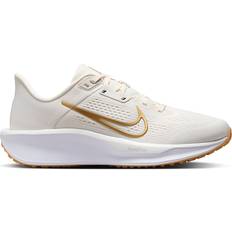 Gold Sport Shoes Nike Quest 6 Straßenlaufschuh - Grau