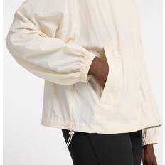 New Balance Jackor New Balance Kvinnor Athletics Packable Jacket Beige Polywoven