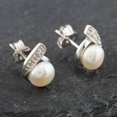 Pre-Owned White Gold Freshwater Pearl &amp Diamond Stud Earrings 43171071 Cream