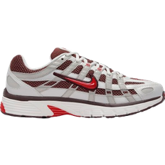 Nike P-6000 Sneakers Nike P-6000 - Metallic Summit White/Dark Pony/Light Iron Ore/Fire Red