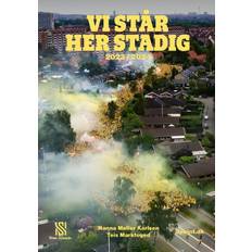 Vi står her stadig VI STÅR HER STADIG (Hæftet, 2024)