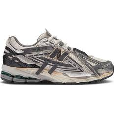 Zapatos New Balance 1906A - Slver Metalic/Castlerock/Gold Metallic