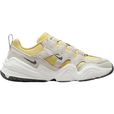 NIKE Tech Hera W - Saturn Gold/Light Bone/Phantom/Iron Grey