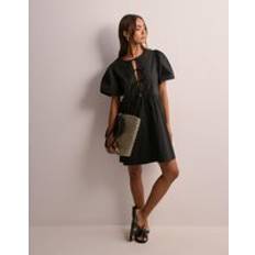 Nelly Kläder Nelly Svart Bow Puff Sleeve Dress