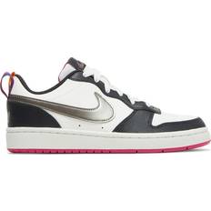 Nike Ragazzo Scarpe da sport per interni Nike Court Borough Low 2 SE GS - Summit White/Off Noir/Pink Prime/Metallic Pewter