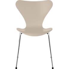 Fritz Hansen 3107 Sjuan Lackad Light Beige Underrede Förkromat Stål Stol