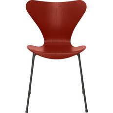 Fritz Hansen 3107 Sjuan Färgad Ask Venetian Red Underrede Warm Graphite Stol