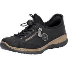 Sko Rieker p span Denne sorte sneaker er det perfekte valg for den kvalitetsbevidste kvinde. /span /p p span Den smarte elastiklukning gør det praktisk og nemt at tage skoene af og på mens den lette, stødabsorberende sål sikrer optimal komfort ved hvert skridt. /span /p !
