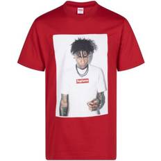 Supreme Homme Vêtements Supreme NBA Youngboy "Red" T-shirt unisex Cotton