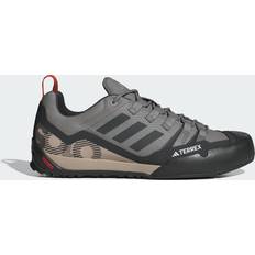 adidas TERREX Swift Solo 2.0 Wanderschuh, Charcoal Solid Grey Carbon Wonder Beige 1/3