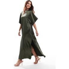 ASOS DESIGN Khakifärgad, lång t-shirtklänning satin-Grön/a