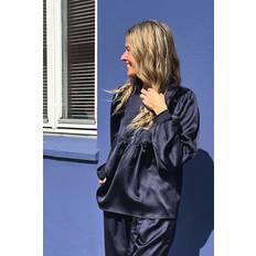 Continue Bluse Silke Shinny Navy Blue (Levering slut oktober)