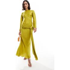 ASOS DESIGN Chartreusegrön, långärmad maxiklänning satin med lågt skärp-Grön/a