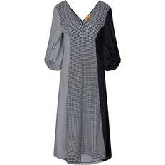 Stine Goya Dame Kjoler Stine Goya Three Quarter Sleeve Midi Kjole Black White