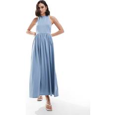 ASOS DESIGN Langes Neckholder-Sommerkleid in verblasstem Blau mit tiefem Rückenausschnitt