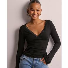 Nelly Overdele Nelly Sort Romance Wrap Top