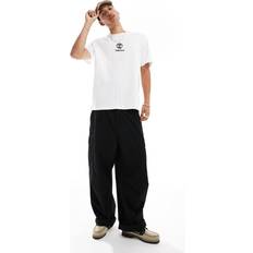 Hvid T-shirt med lille, centralt logo
