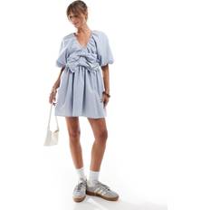 Blåa - Oversize Klänningar ASOS DESIGN Ljusblå Miniklänning med dubbla rosetter puffärmar