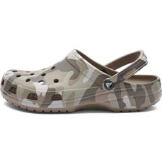 42 Sabots Crocs Classic Printed Camo Clog Mushroom Multi