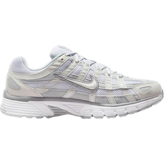 NIKE Snørebånd Sneakers NIKE P-6000 W - Metallic Summit White/Pure Platinum/Wolf Grey/White