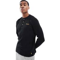 Guld T-shirts Polo Ralph Lauren Polo Ralph Lauren Sort og vaffeltekstureret Henley-t-shirt loungestil med lange ærmer og guldfarvet logo-Black