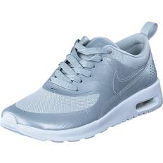 Nike Air Max Thea Se GG Mtlc Platinum/Mtlc Platinum-Pu, Unisex, Sko, Sneakers, Sneakers, Blå/Sølv, 36,5