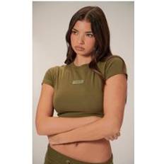 Clothing PrettyLittleThing Olive Badge Longline Fitted T Shirt