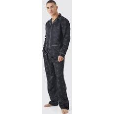 Satijn Pyjama's boohooMAN Satin Loungewear-Set Mit Monogram - Schwarz