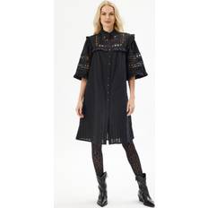 IN FRONT Elegant Svart Klänning Med Broderi - Black