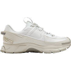 NIKE Blanc Chaussures de sport NIKE Zoom Vomero Roam M - Summit White/Light Bone/Light Iron Ore