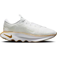 NIKE Motiva M - White/Summit White/Wheat