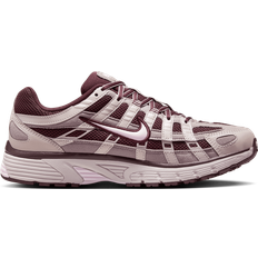 NIKE Rød Sko NIKE P-6000 W - Burgundy Crush/Taupe Grey/Platinum Violet/Pink Foam