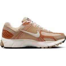 Nike Air Zoom Vomero Sneakers Nike Zoom Vomero 5 W - Khaki/Fire Red/Sail/Phantom