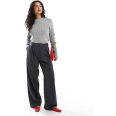 - Gråmeleret sweater med rund hals