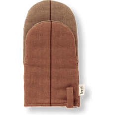 Ferm LIVING Grydelapper ferm LIVING Ito Oven Mitt 14 x H 27 x 3 cm Grydelap Brun