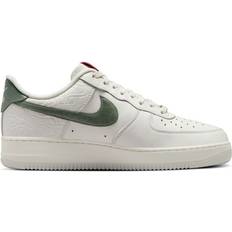 44 - Homme - Nike Air Force 1 Chaussures Nike Air Force 1 ’07 M - Sail/Light Bone/University Red/Jade Horizon