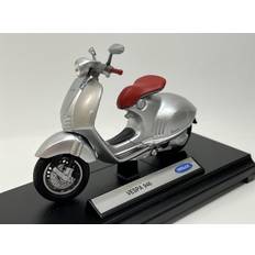 Welly Vespa 946 Silver 1:18 Scale