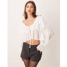 Spets Blusar ASOS DESIGN Benvit Blus I Blandad Spets Och Dobbyväv Med Volang Och Knytning - Vit/A