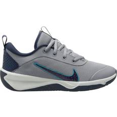 Nike Omni Multi-Court GS - Wolf Grey/Bright Crimson/Dusty Cactus/Thunder Blue